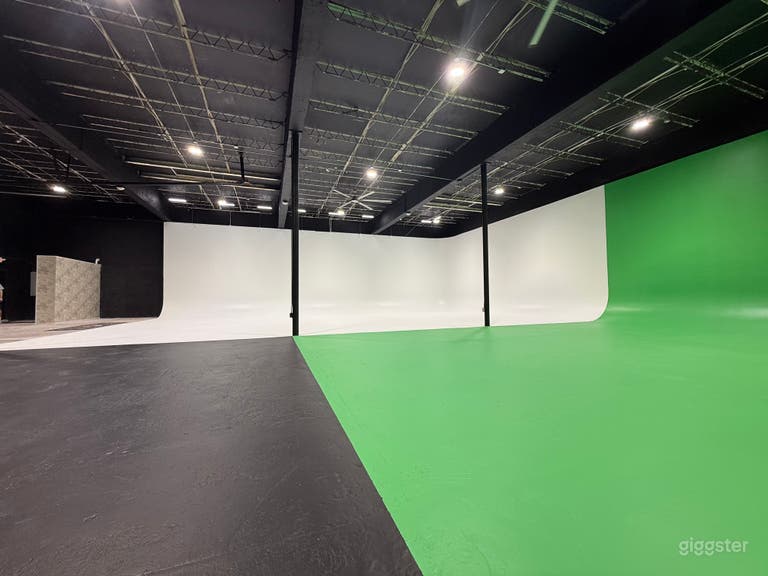  24/7 XXL Pro Studio w/ White & Green Cyc Wall + Grid Ceiling 