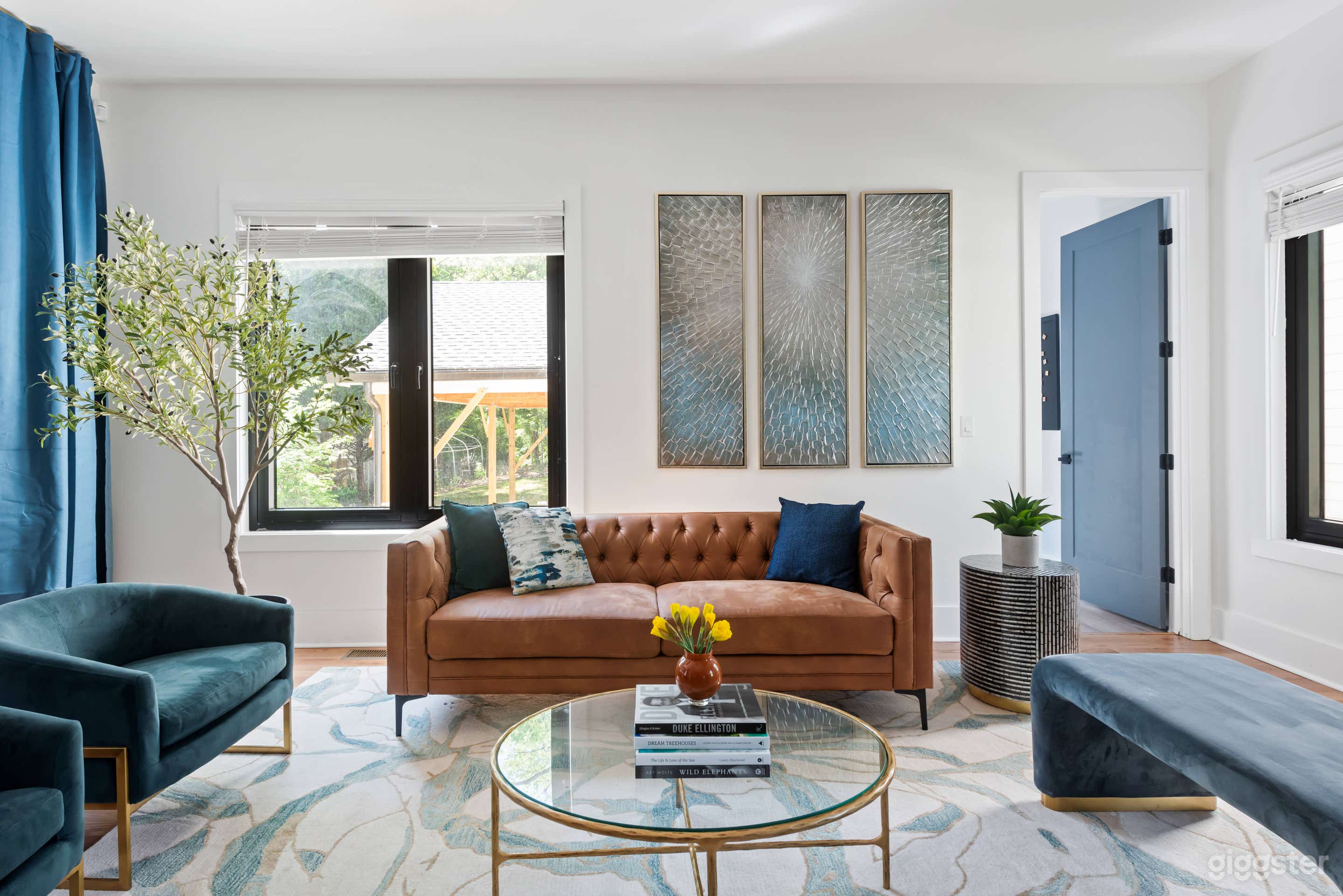 Bright 5BR Home with Porch, Deck &amp; Office Photo 2