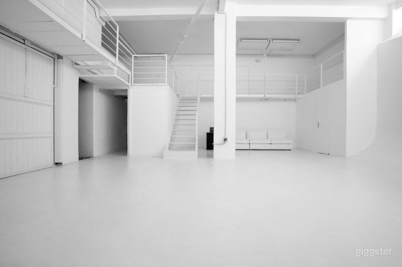 Foto di Bellissimo loft bianco con limbo e luci a Roma 3