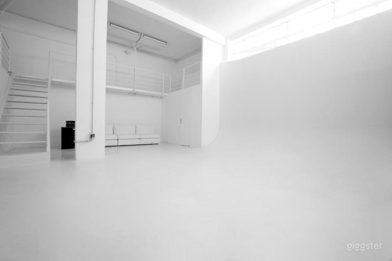 Foto di Bellissimo loft bianco con limbo e luci a Roma 4
