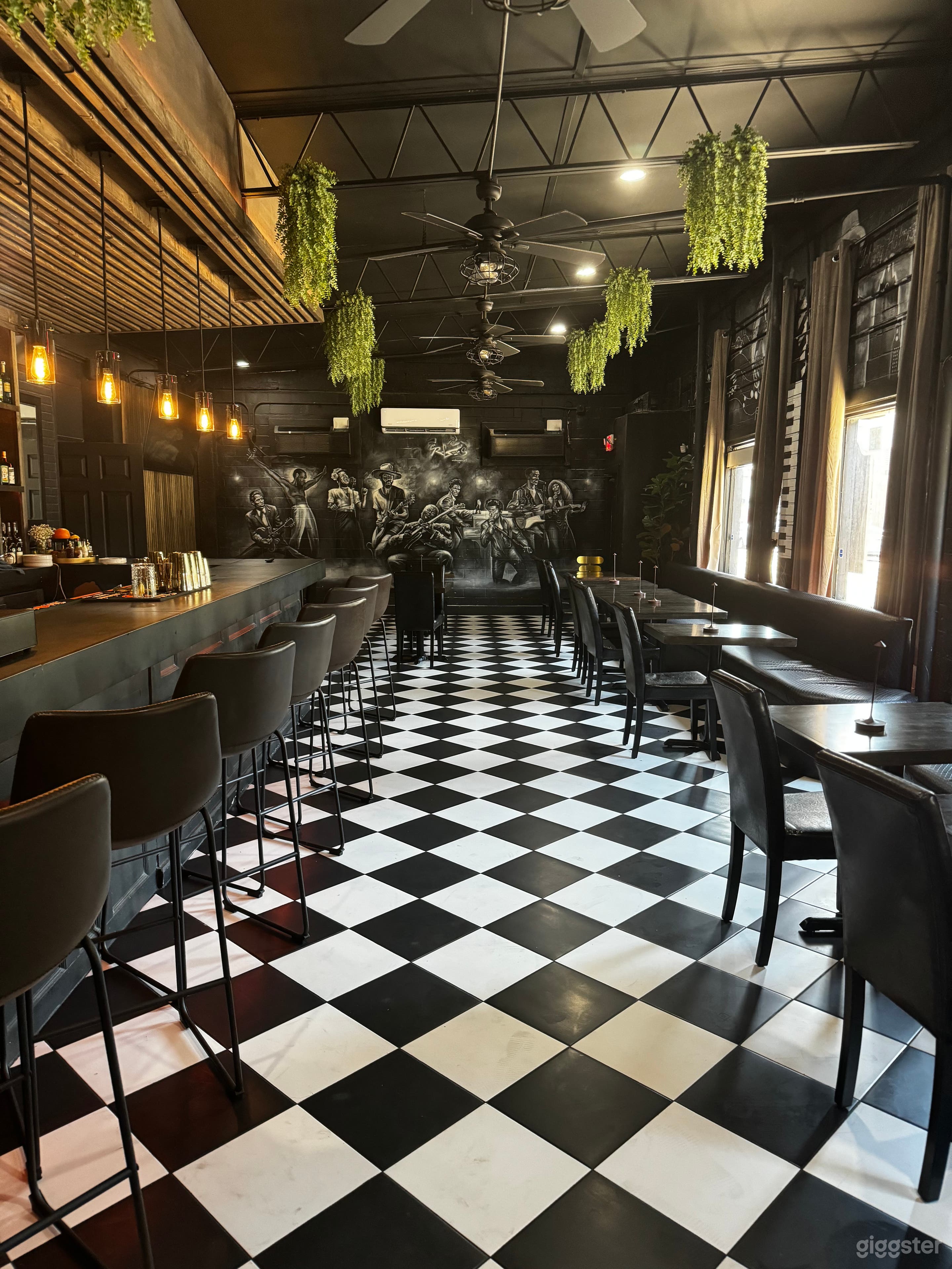 Vibrant Restaurant &amp; Cocktail Lounge in the heart of East Austin Photo 1