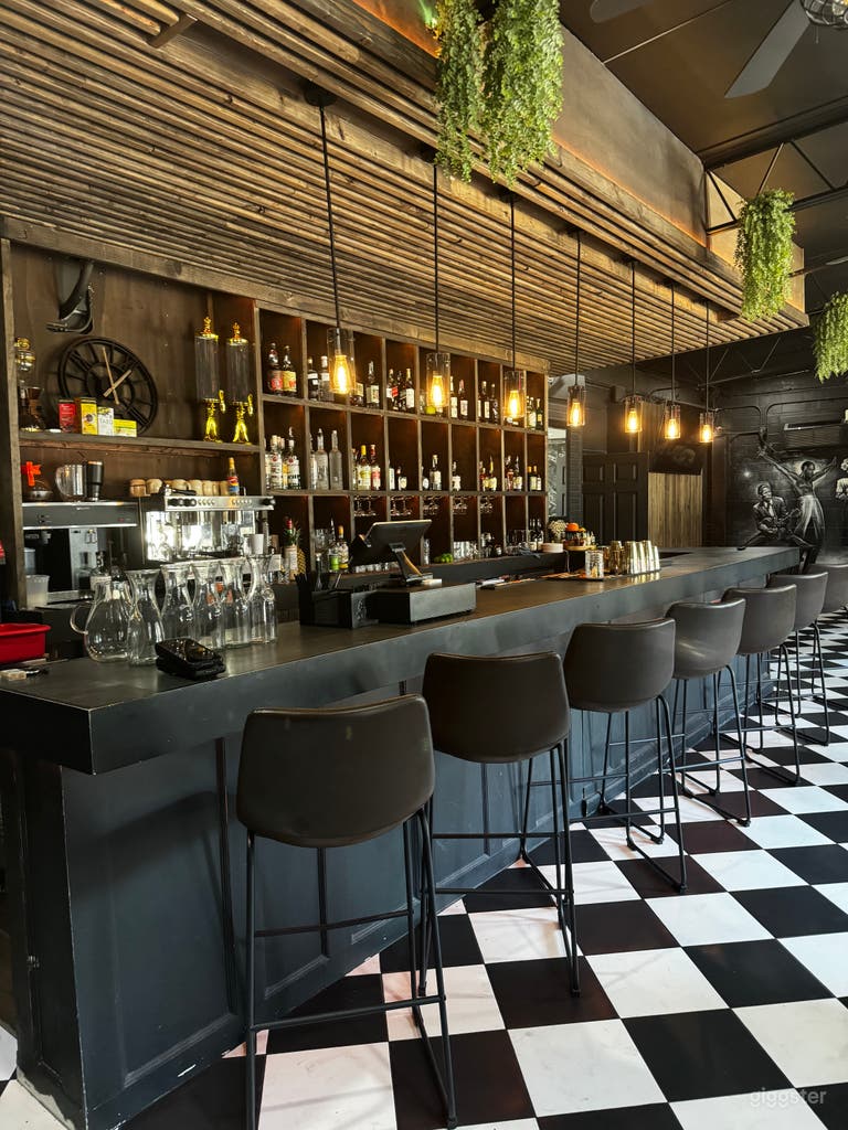  Vibrant Restaurant & Cocktail Lounge in the heart of East Austin 