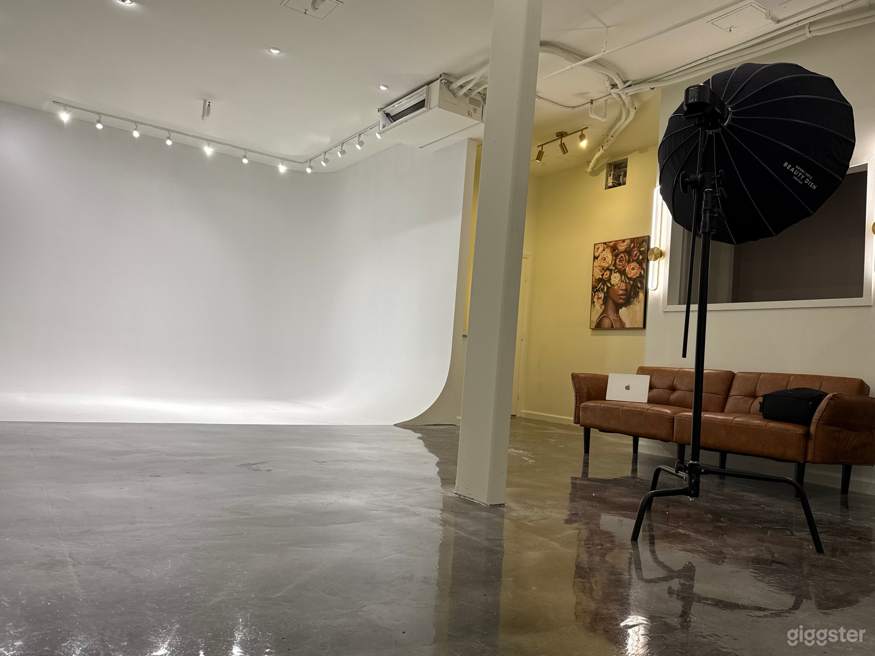 Modern White Photography Studio Photo 1