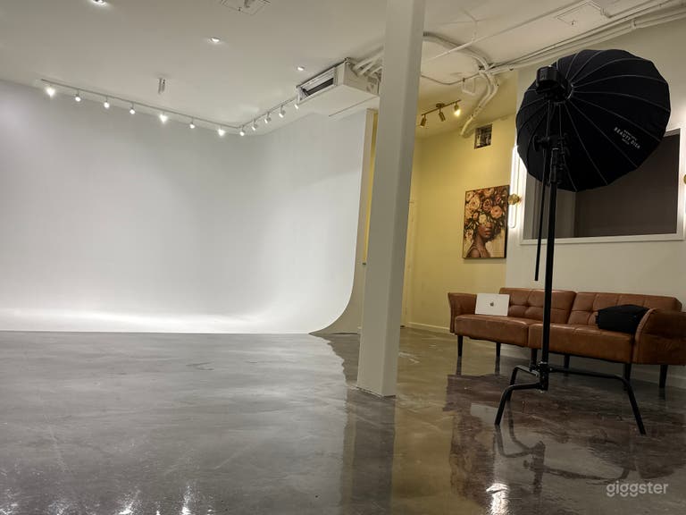  Modern White Photography Studio 
