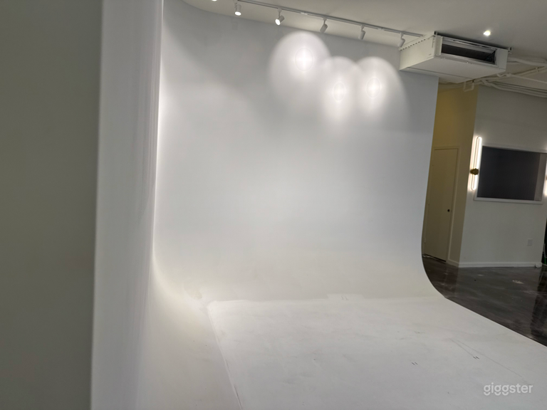  Modern White Photography Studio 