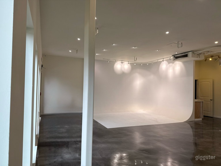  Modern White Photography Studio 