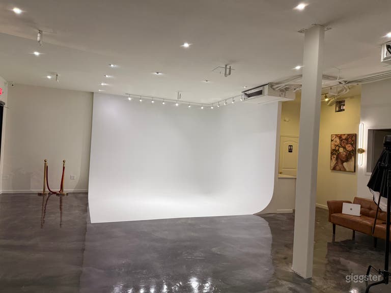  Modern White Photography Studio 