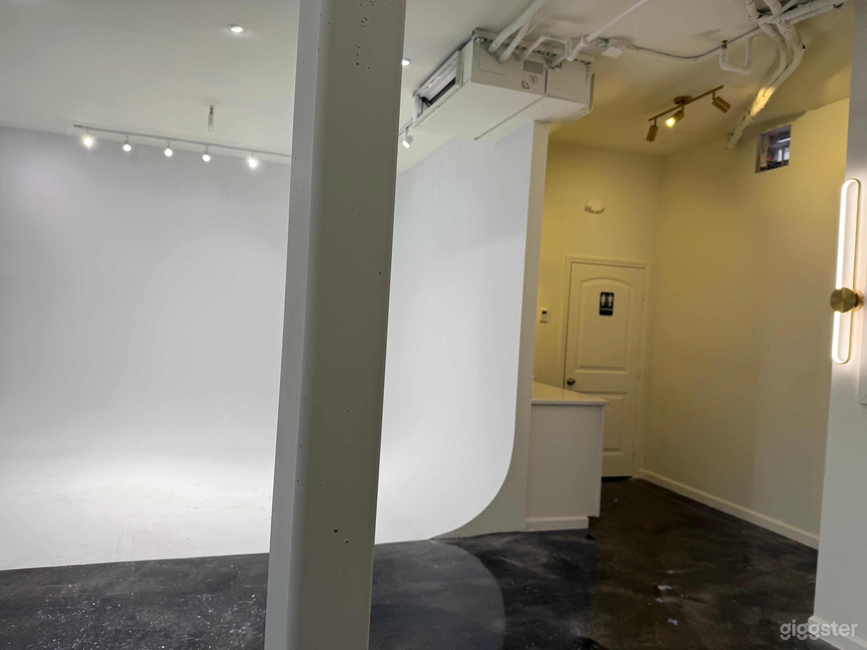 Modern White Photography Studio Photo 2