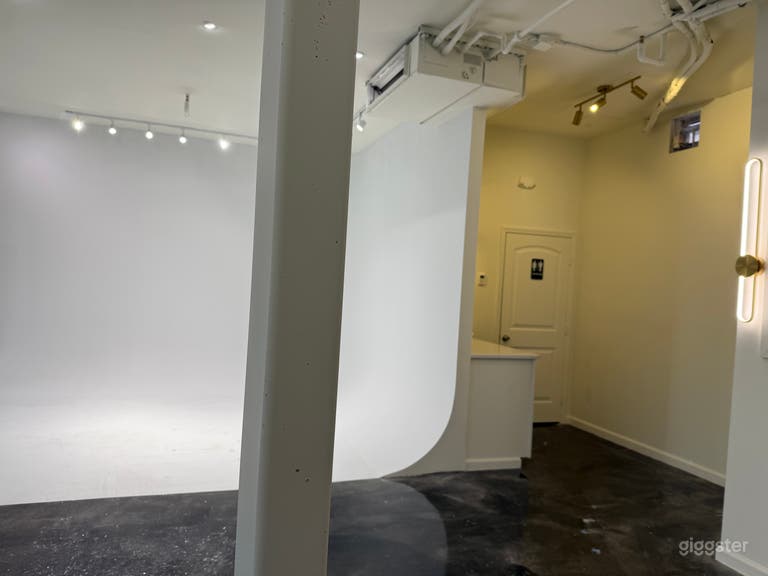  Modern White Photography Studio 