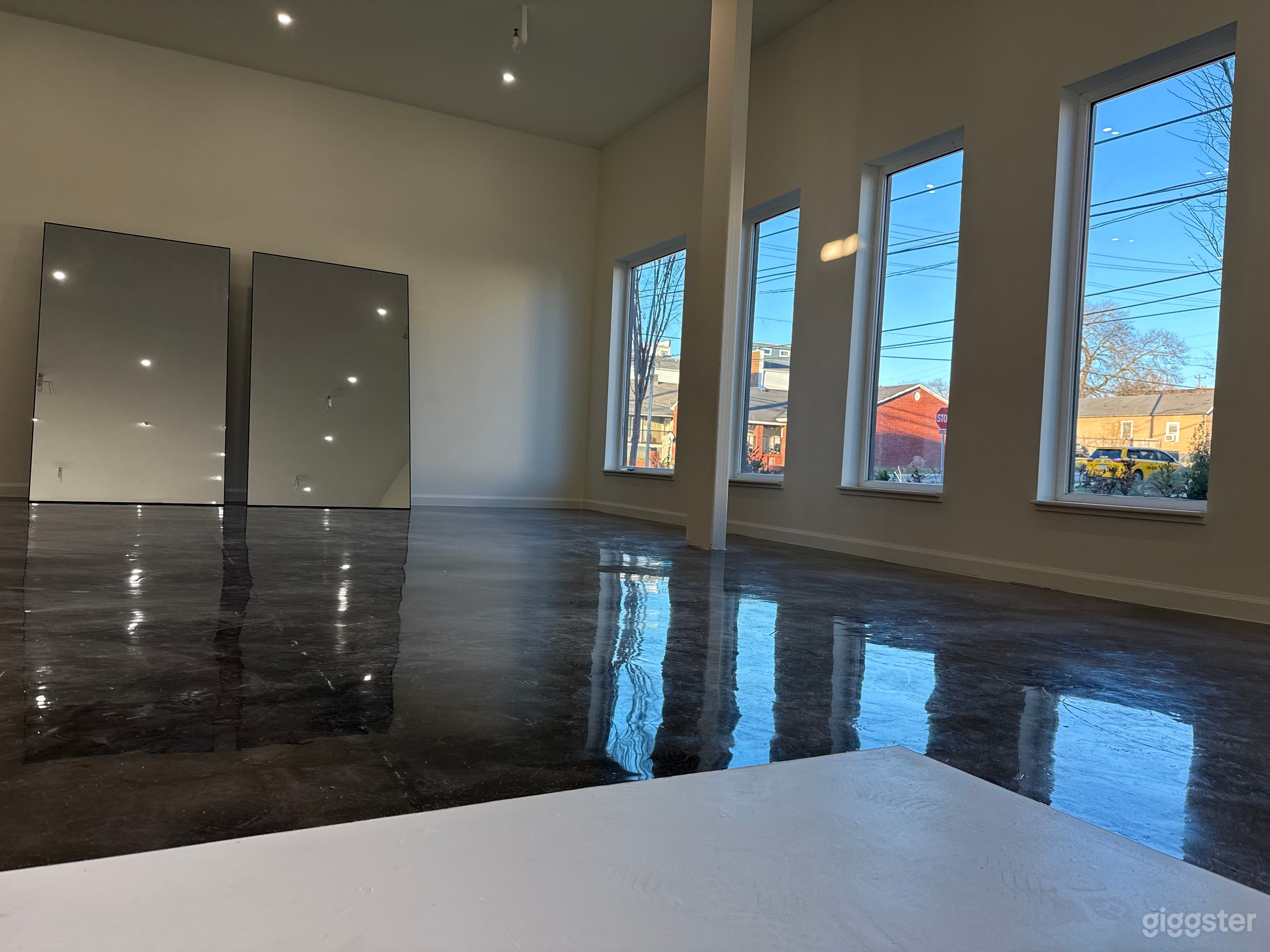 Modern White Photography Studio Photo 4