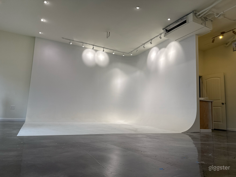  Modern White Photography Studio 