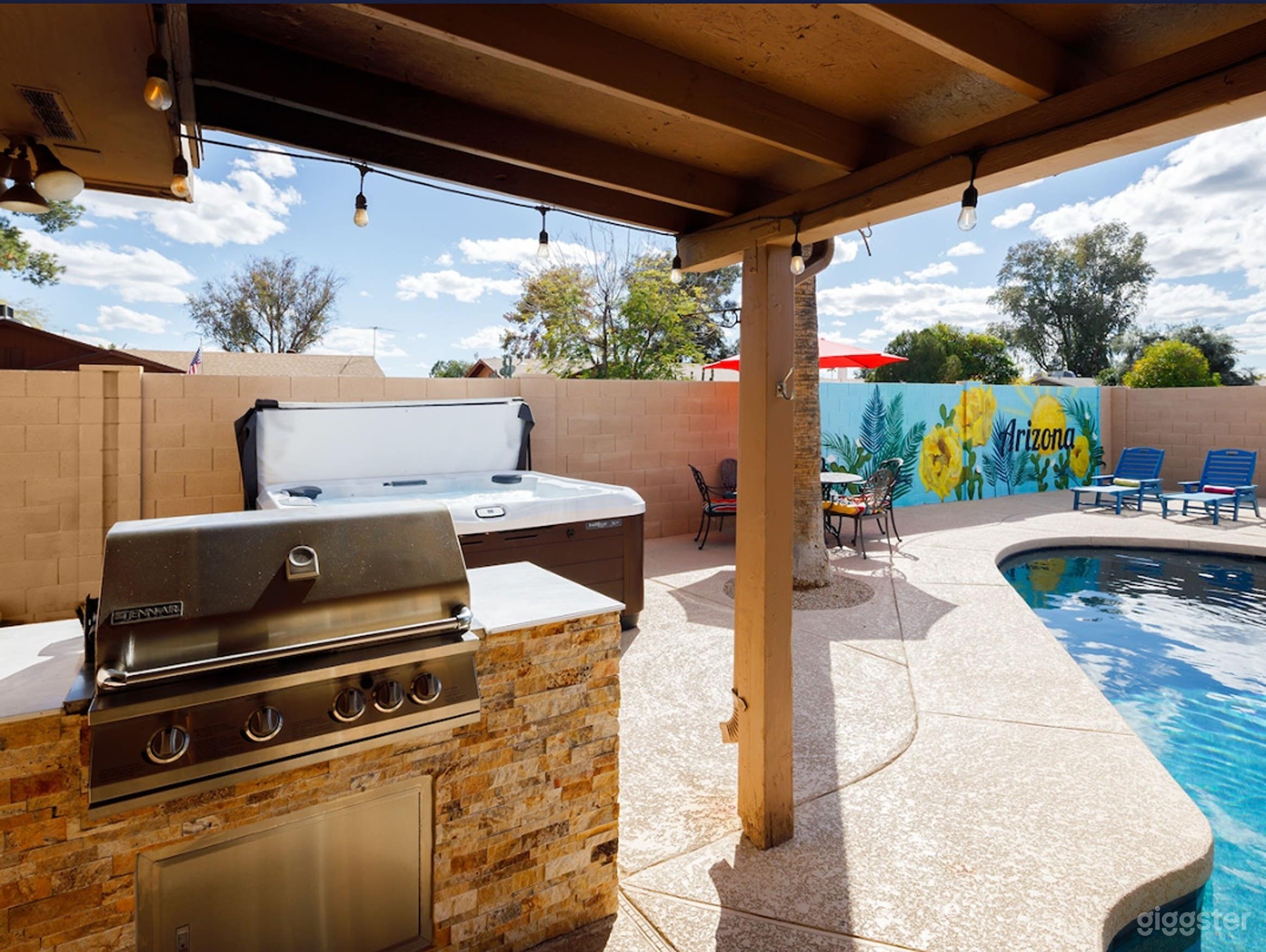 Beautiful 6-Bedroom Home With Pool (Full Buy Out) Photo 3