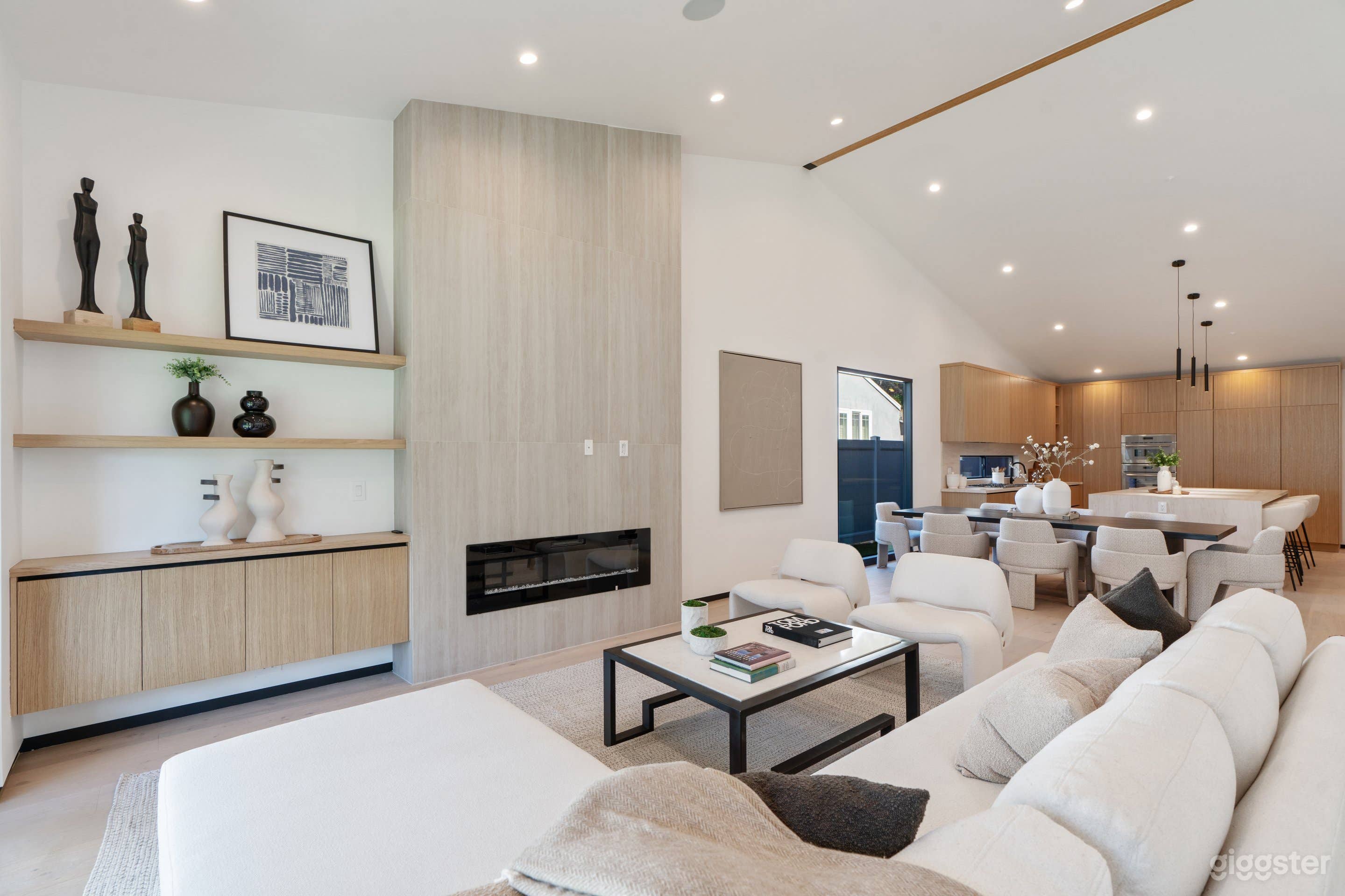 WARM WOOD MODERN WITH SEAMLESS INDOOR-OUTDOOR FLOW Photo 3