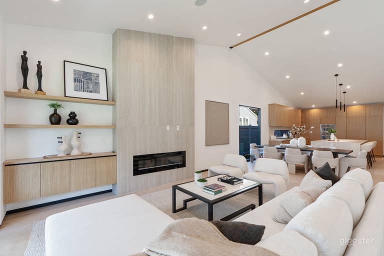  WARM WOOD MODERN WITH SEAMLESS INDOOR-OUTDOOR FLOW 