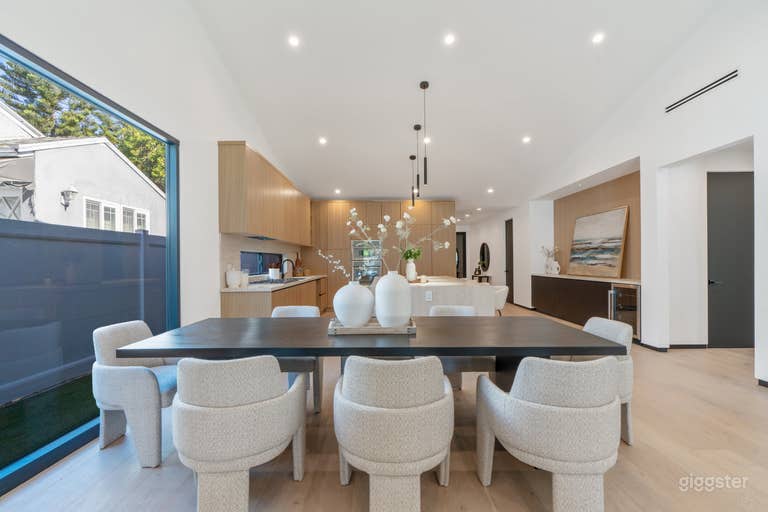  WARM WOOD MODERN WITH SEAMLESS INDOOR-OUTDOOR FLOW 