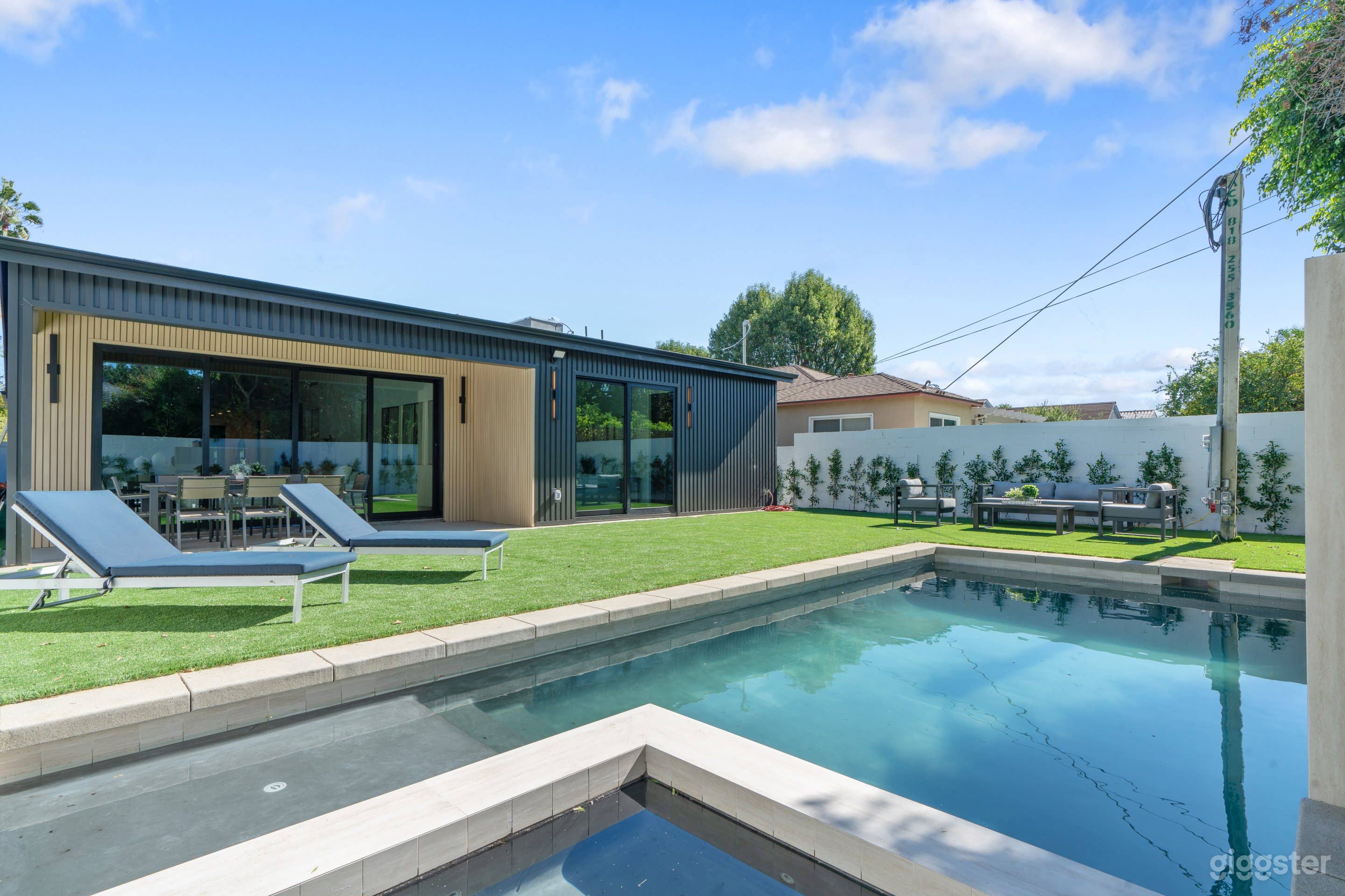 WARM WOOD MODERN WITH SEAMLESS INDOOR-OUTDOOR FLOW Photo 4