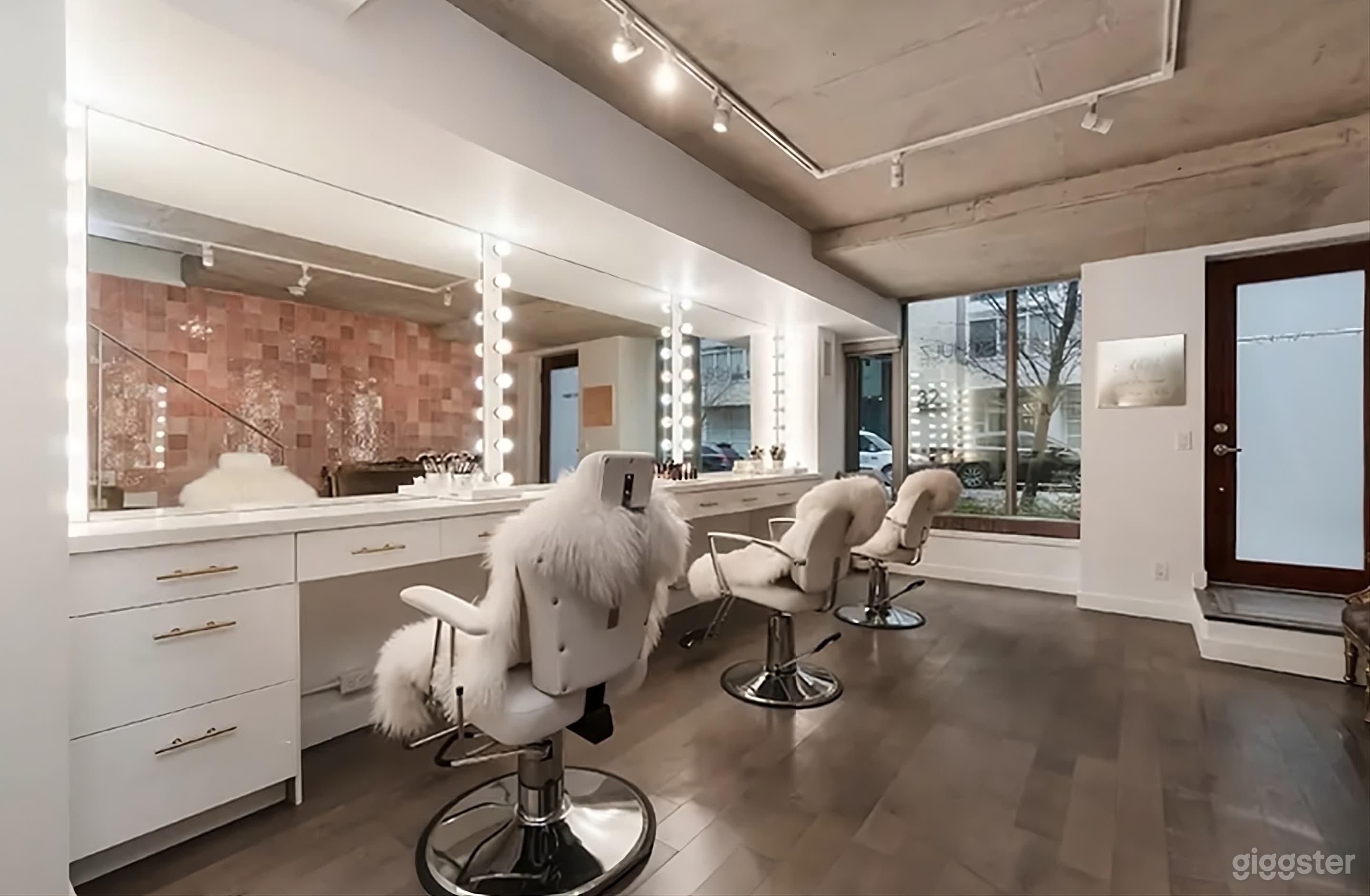 Beauty Studio With Vanity Stations Photo 3