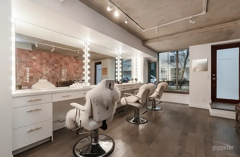  Beauty Studio With Vanity Stations 