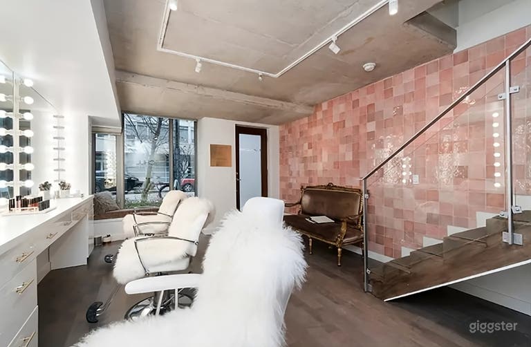  Beauty Studio With Vanity Stations 