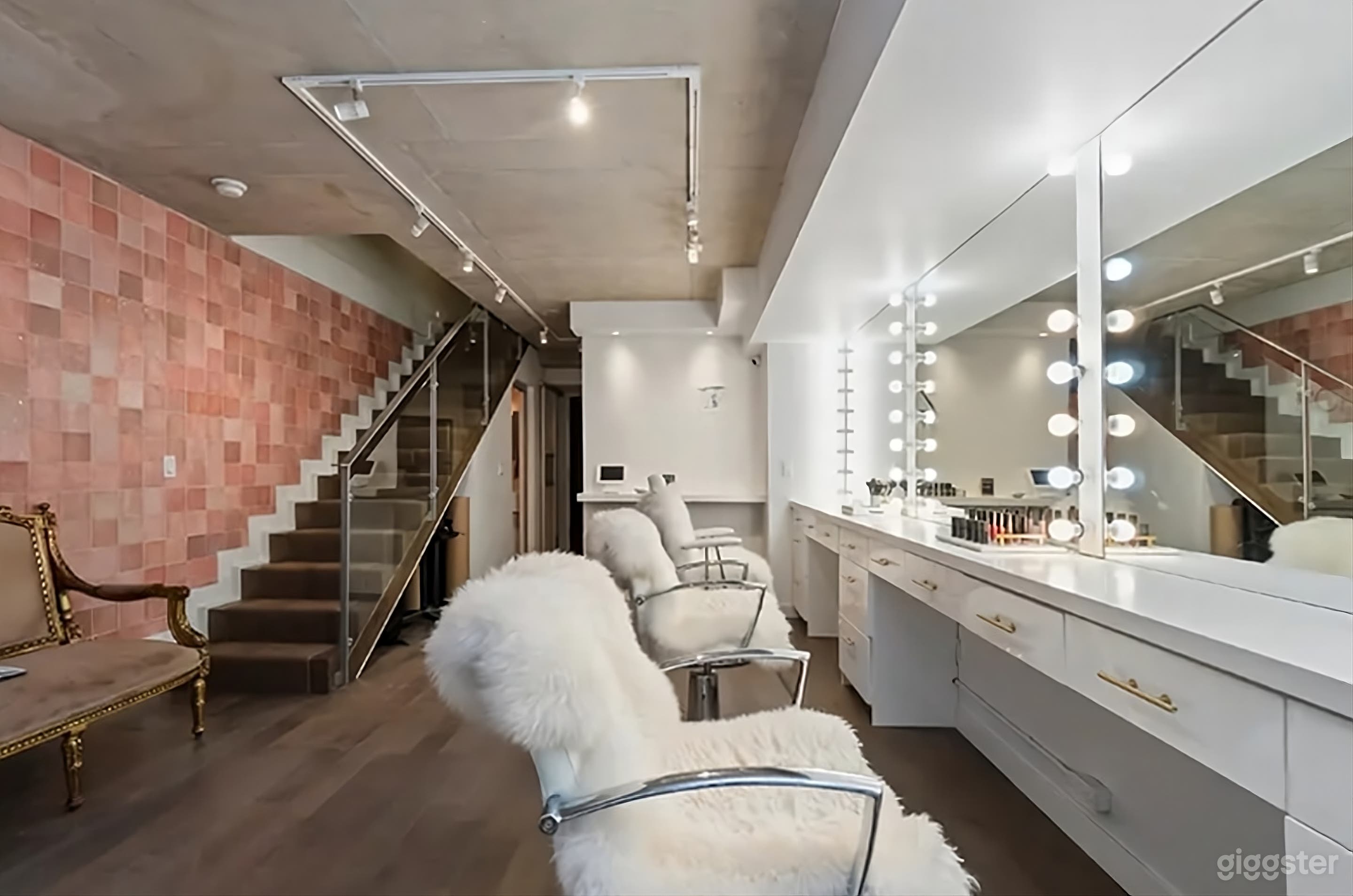 Beauty Studio With Vanity Stations Photo 2