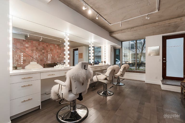 Beauty Studio With Vanity Stations 