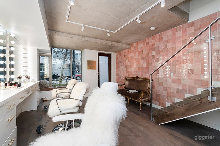  Beauty Studio With Vanity Stations 