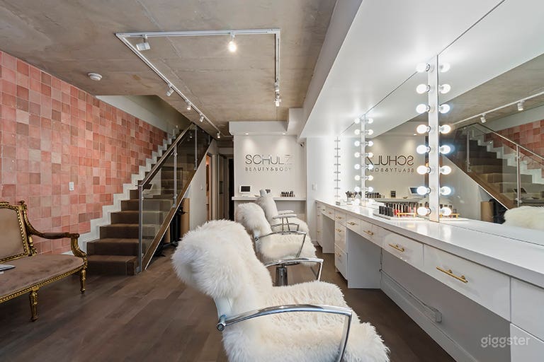  Beauty Studio With Vanity Stations 