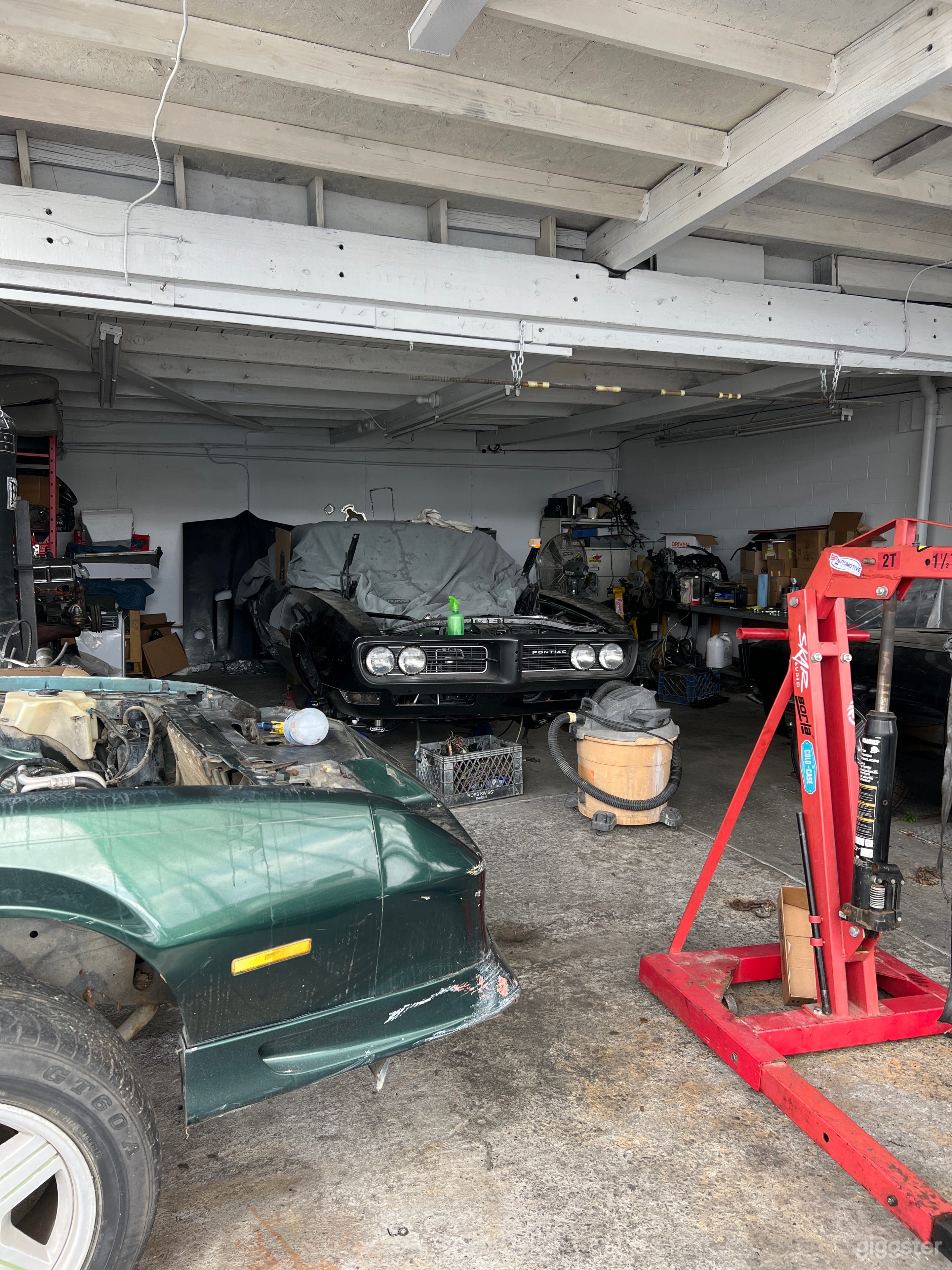 Spacious Automotive shop Photo 3