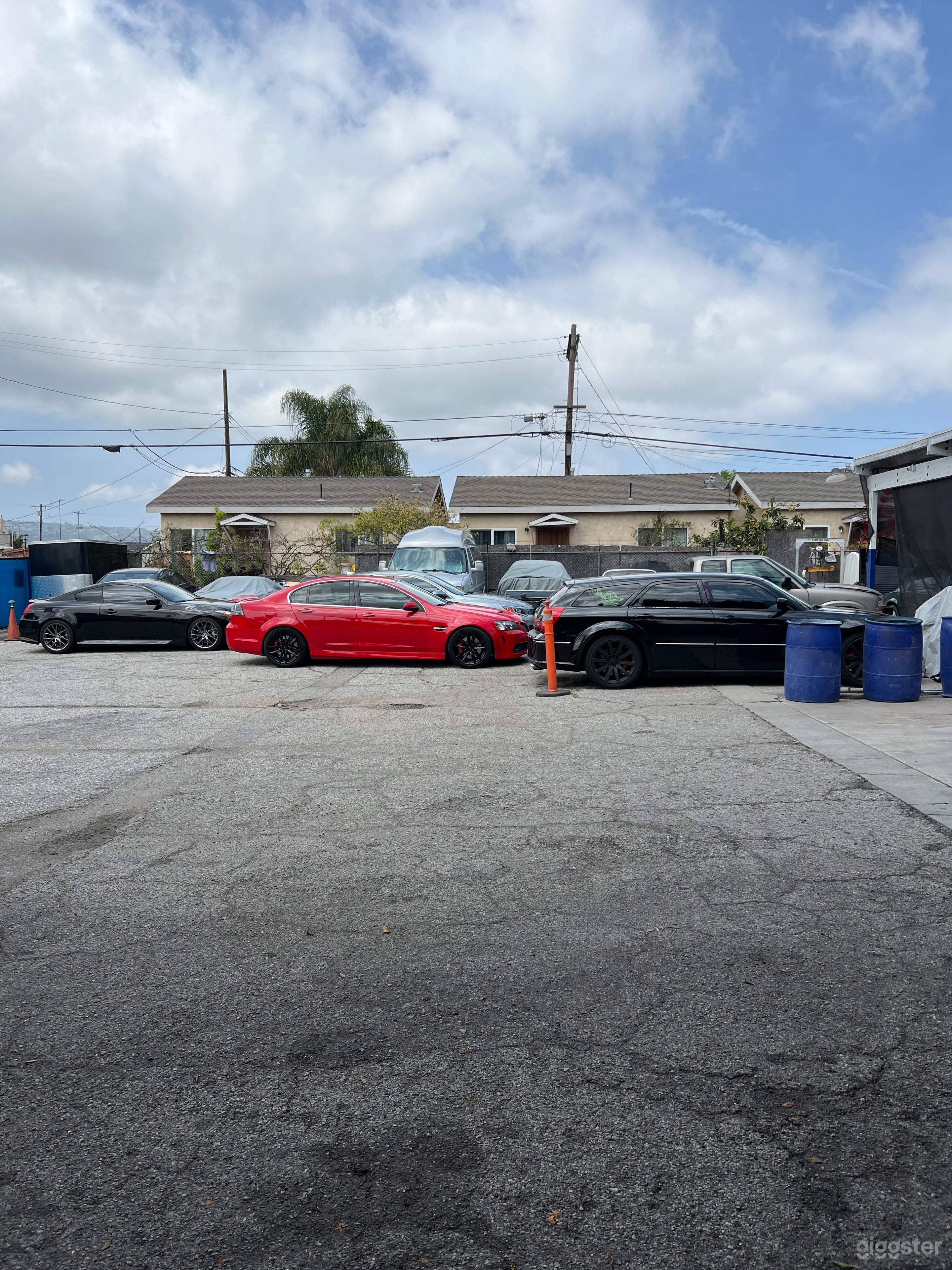 Spacious Automotive shop Photo 1