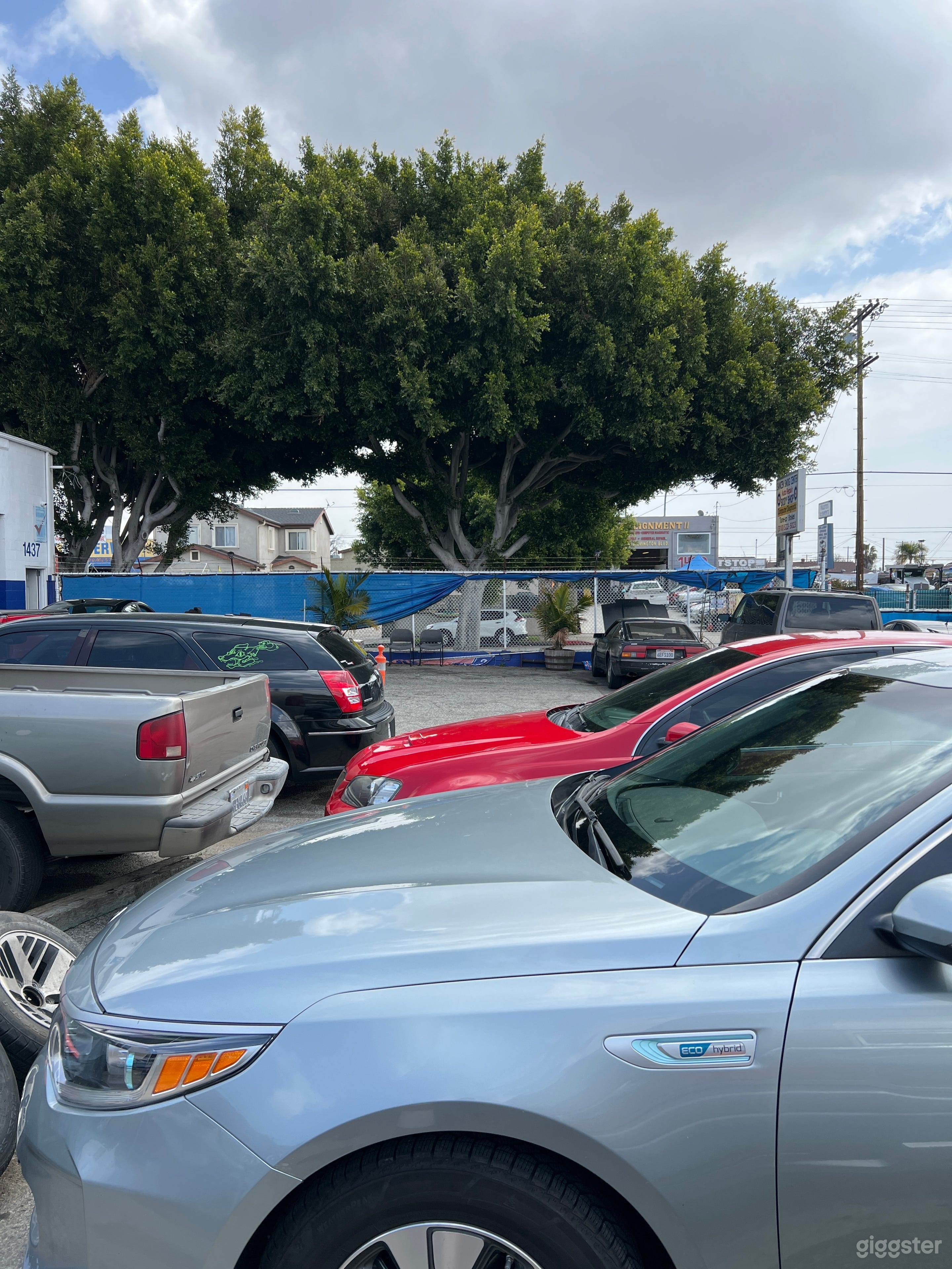 Spacious Automotive shop Photo 2