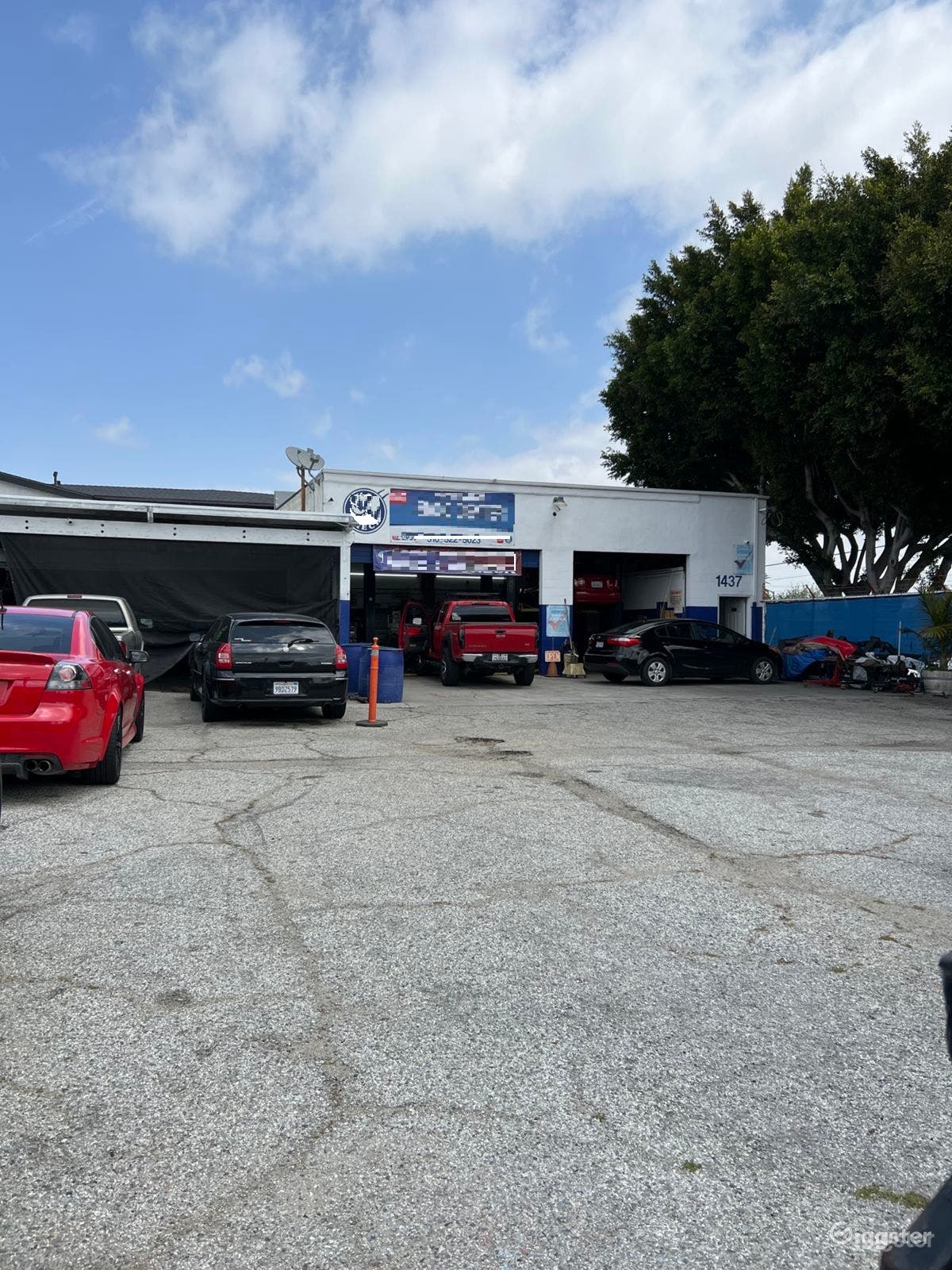 Spacious Automotive shop Photo 4