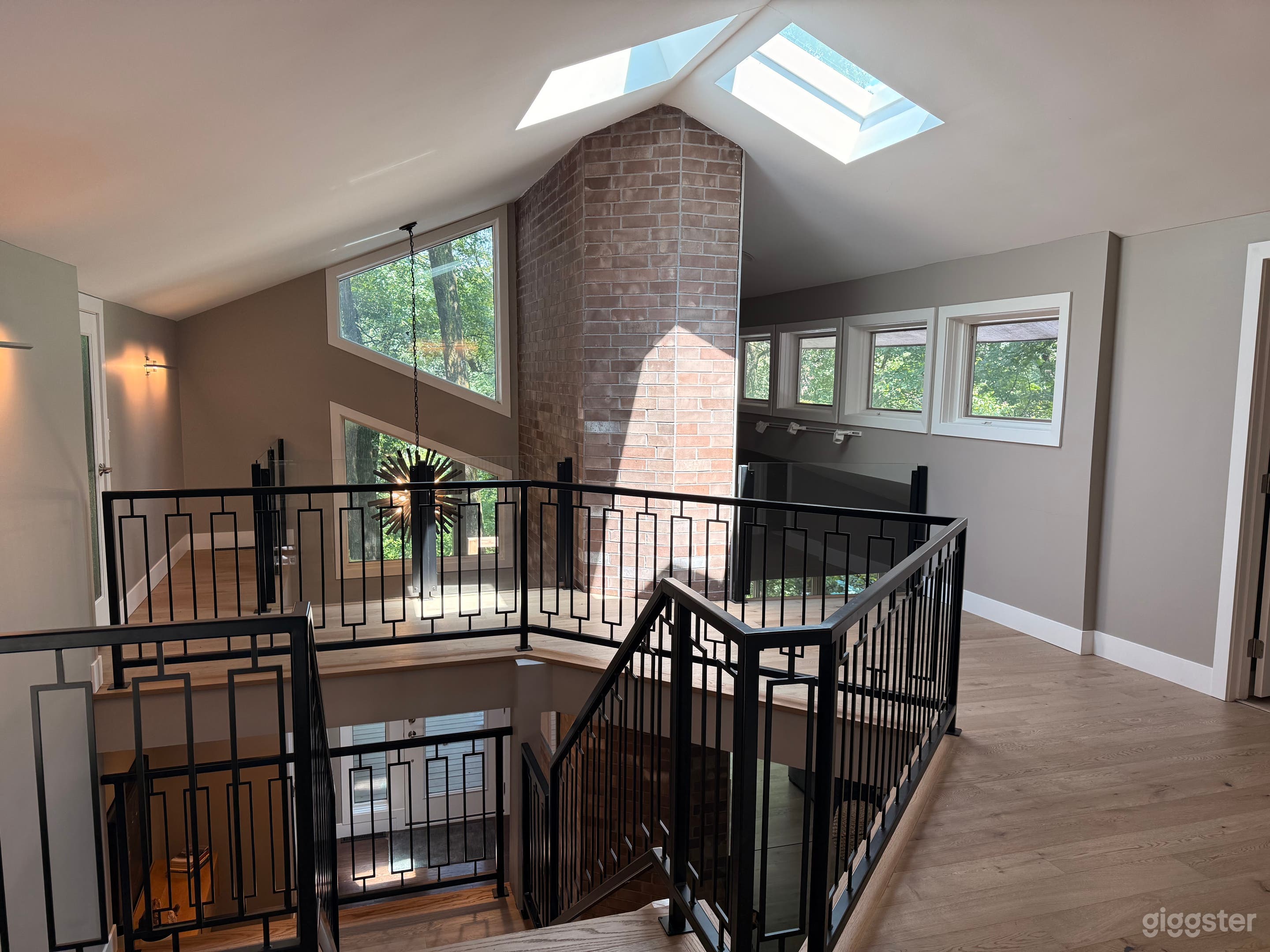 Large Mid-Century Modern Home on private acreage Photo 1