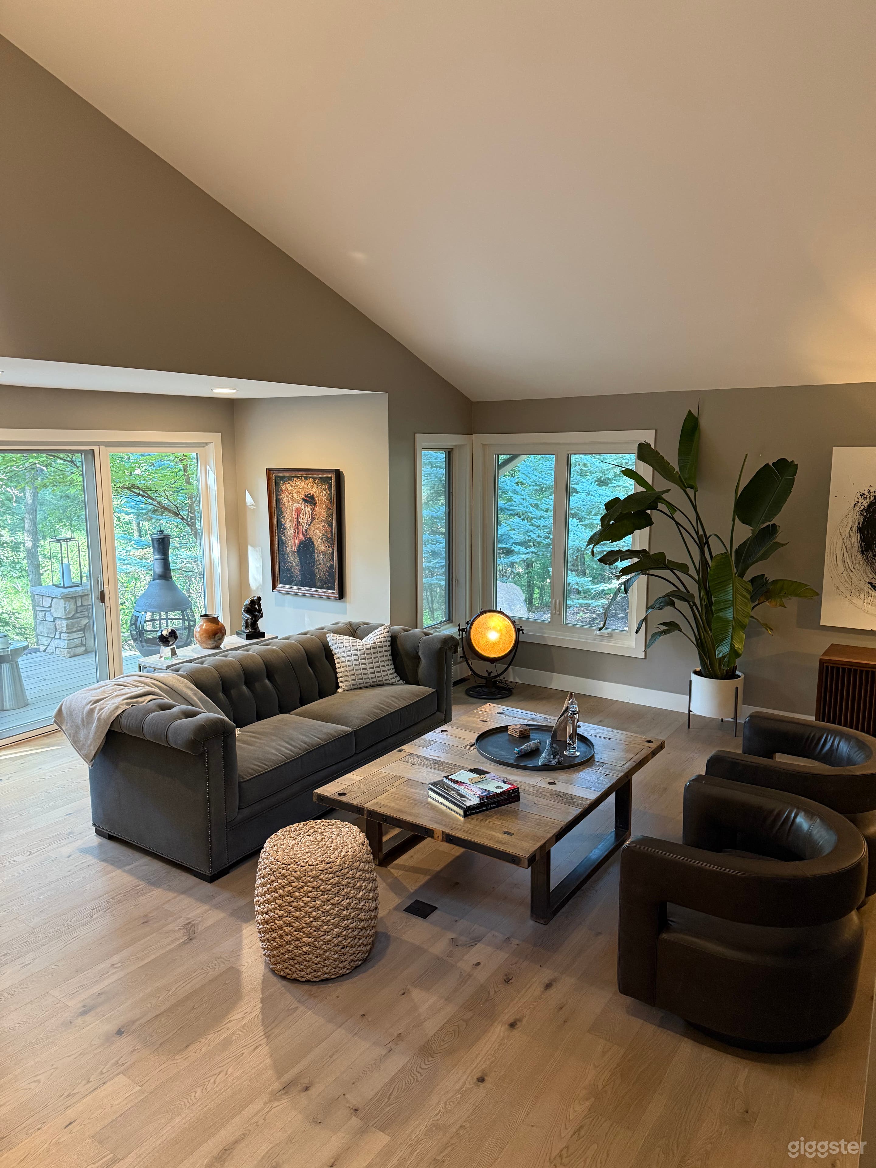 Large Mid-Century Modern Home on private acreage Photo 4