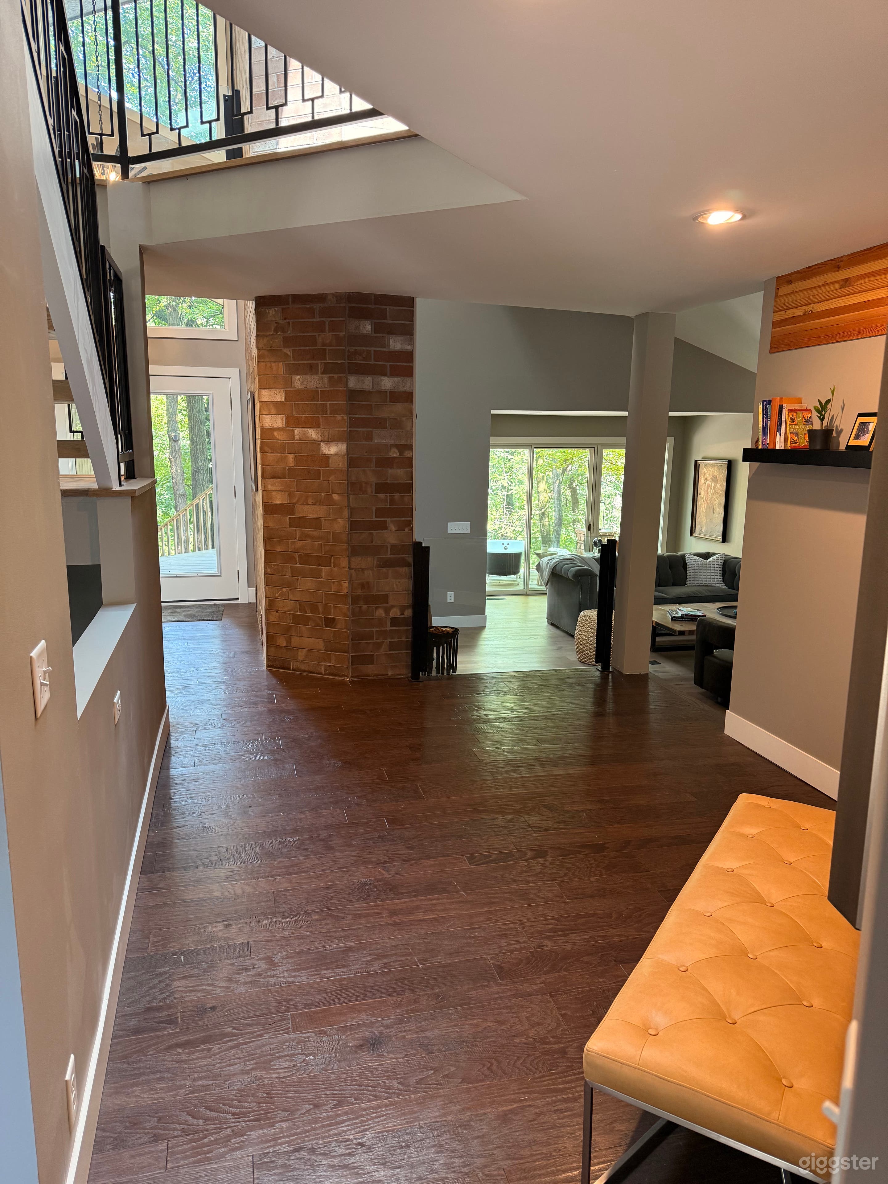 Large Mid-Century Modern Home on private acreage Photo 2