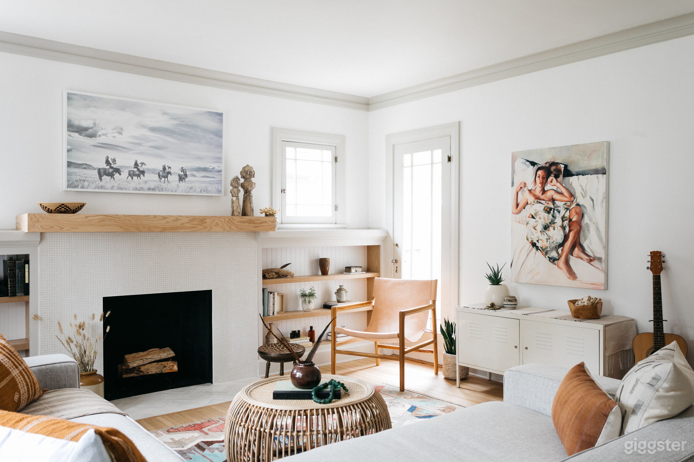 Bright Modern Designer Home with Spacious Yard Photo 3