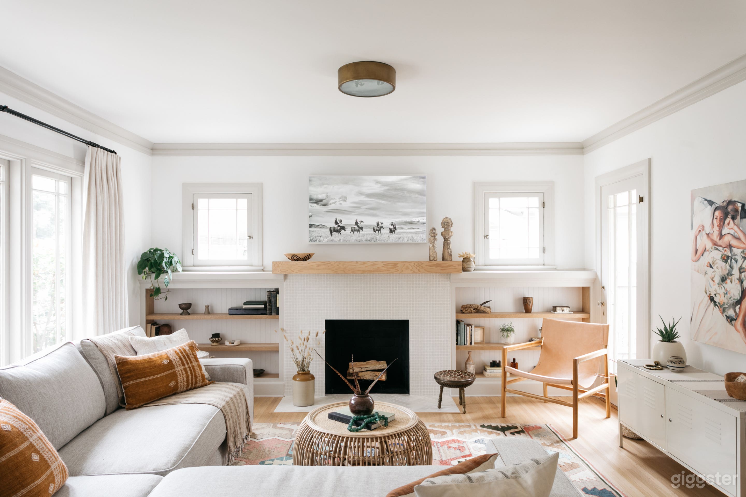 Bright Modern Designer Home with Spacious Yard Photo 2