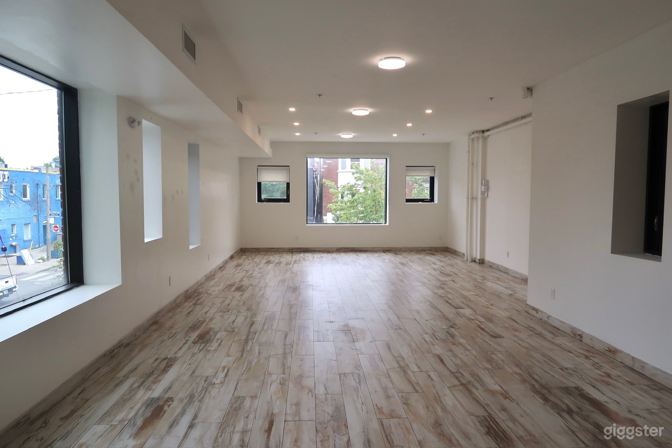 A Toronto Blank Space with lots of Natural lighting Photo 1