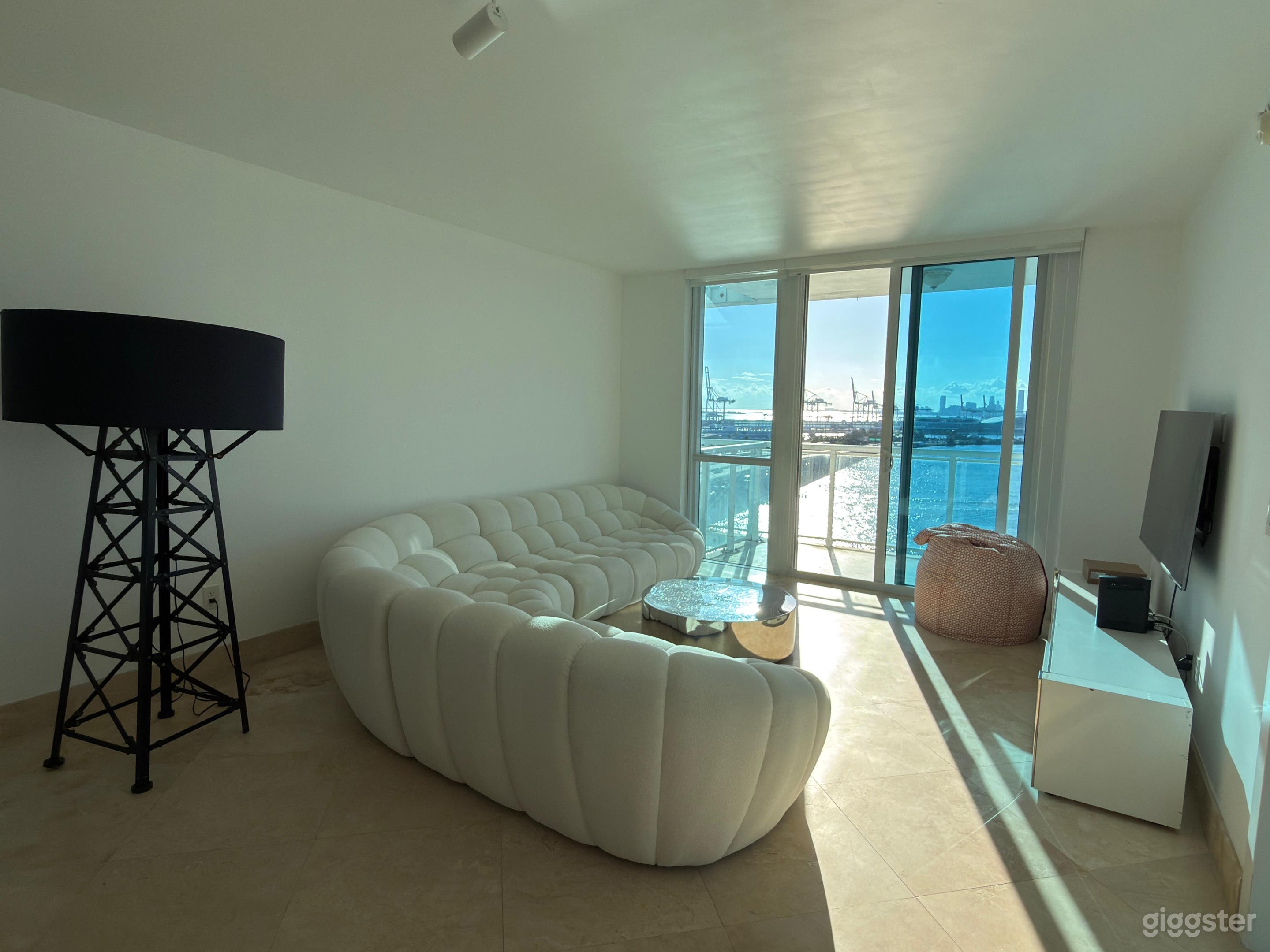 LUXURY PRODUCTION PLACE Photo 2