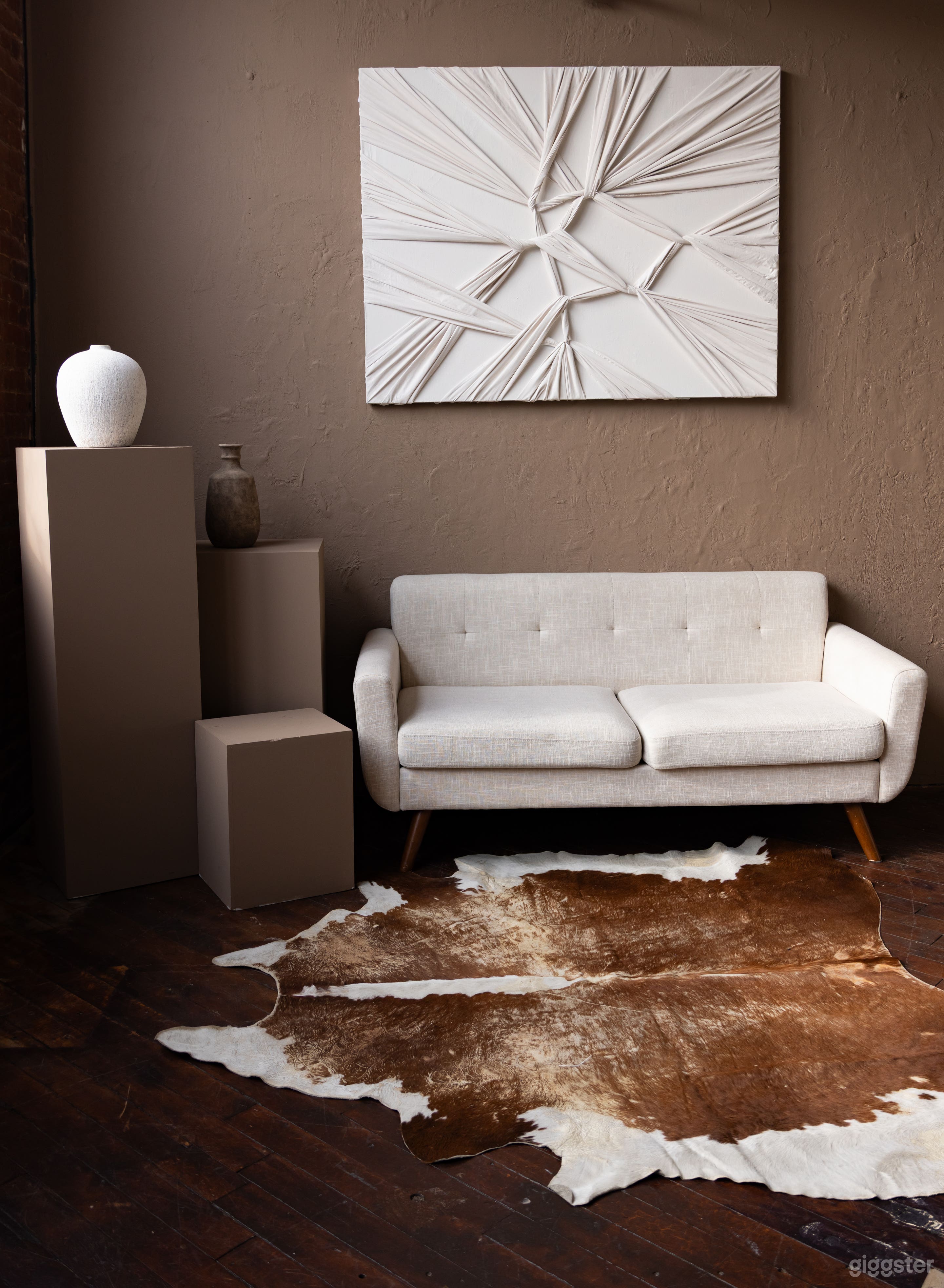 CycWall Studio 750 sq ft space, 12' ceilings, Natural Light Photo 1