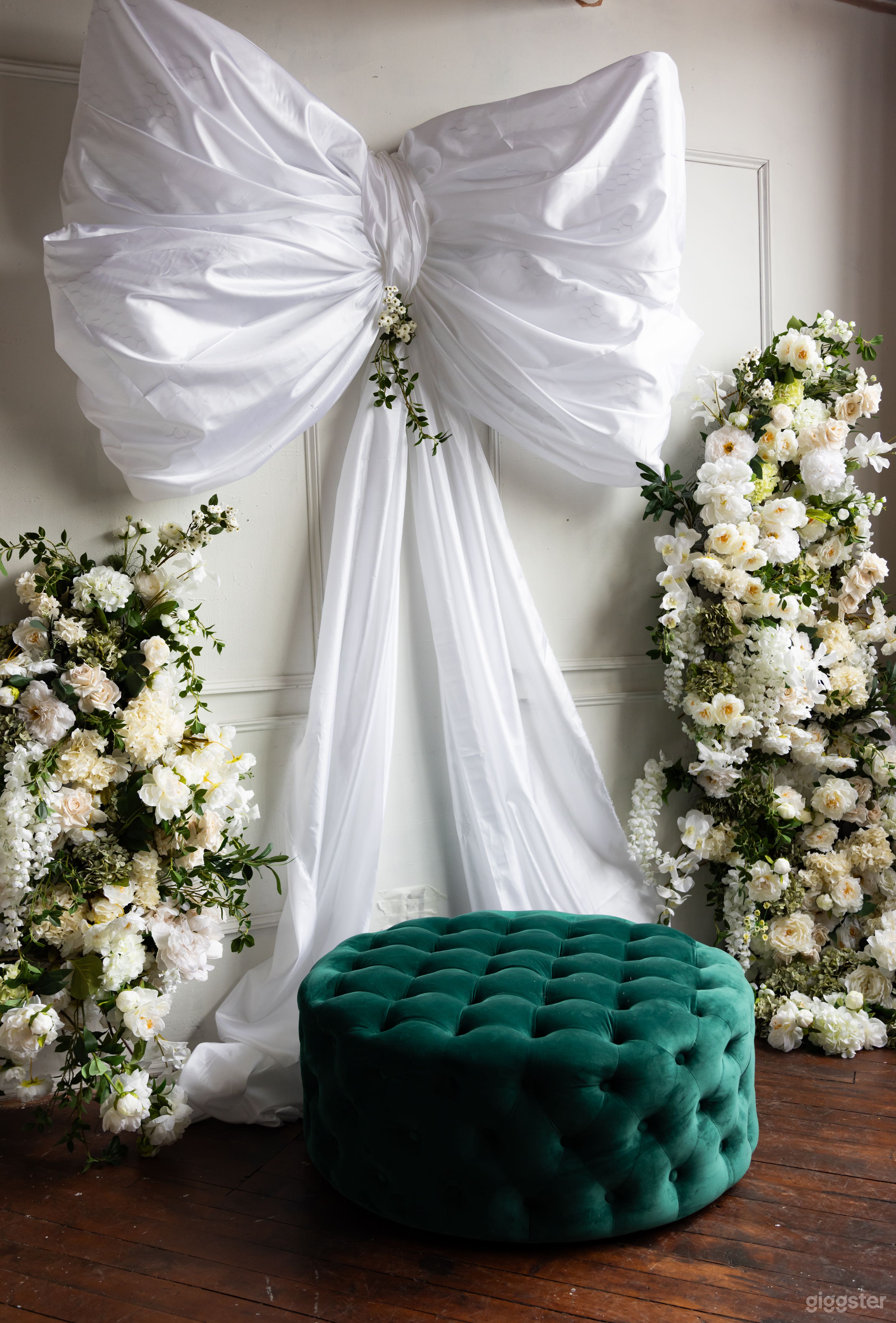 CycWall Studio 750 sq ft space, 12' ceilings, Natural Light Photo 2