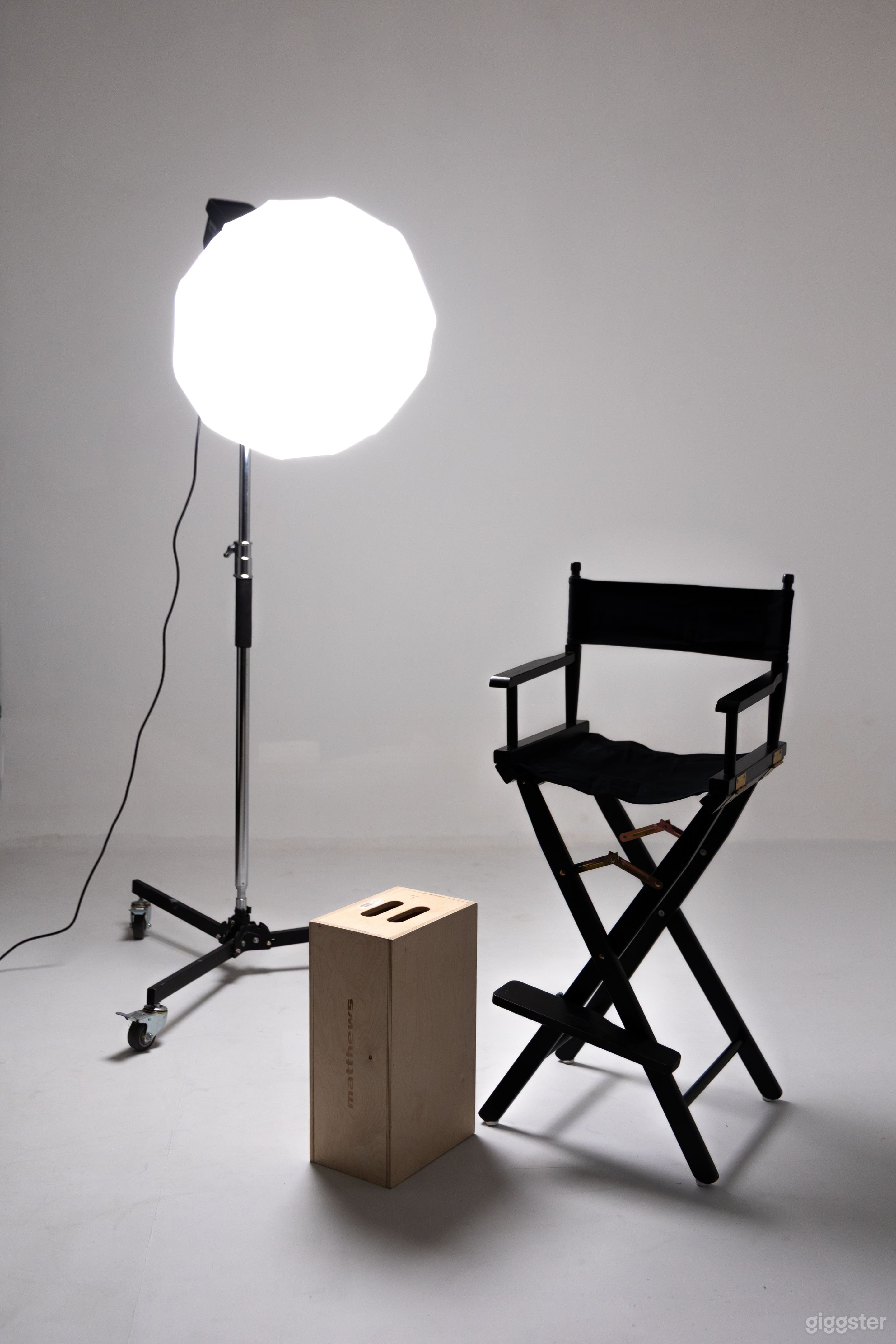 CycWall Studio 750 sq ft space, 12' ceilings, Natural Light Photo 4