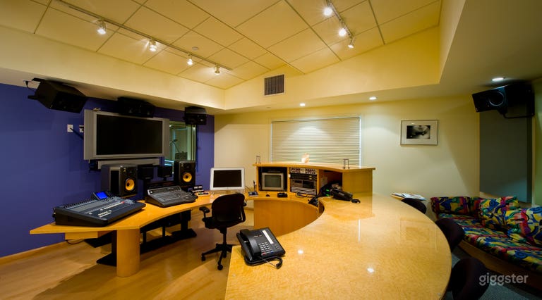  Studio B 