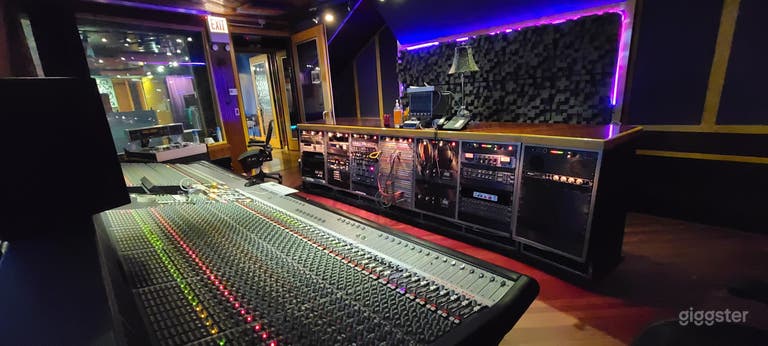  RECORDING STUDIO #303 