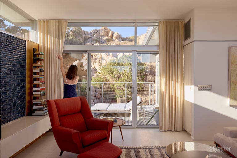  Mid-Century Modern Perfection on 20 Stunning Acres 