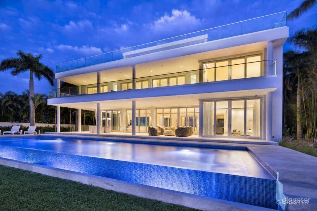 Miami Vice Oceanfront Pool Photo 2