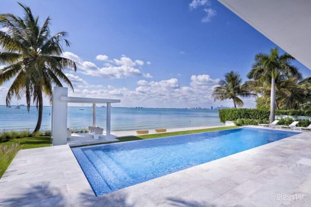 Miami Vice Oceanfront Pool Photo 3