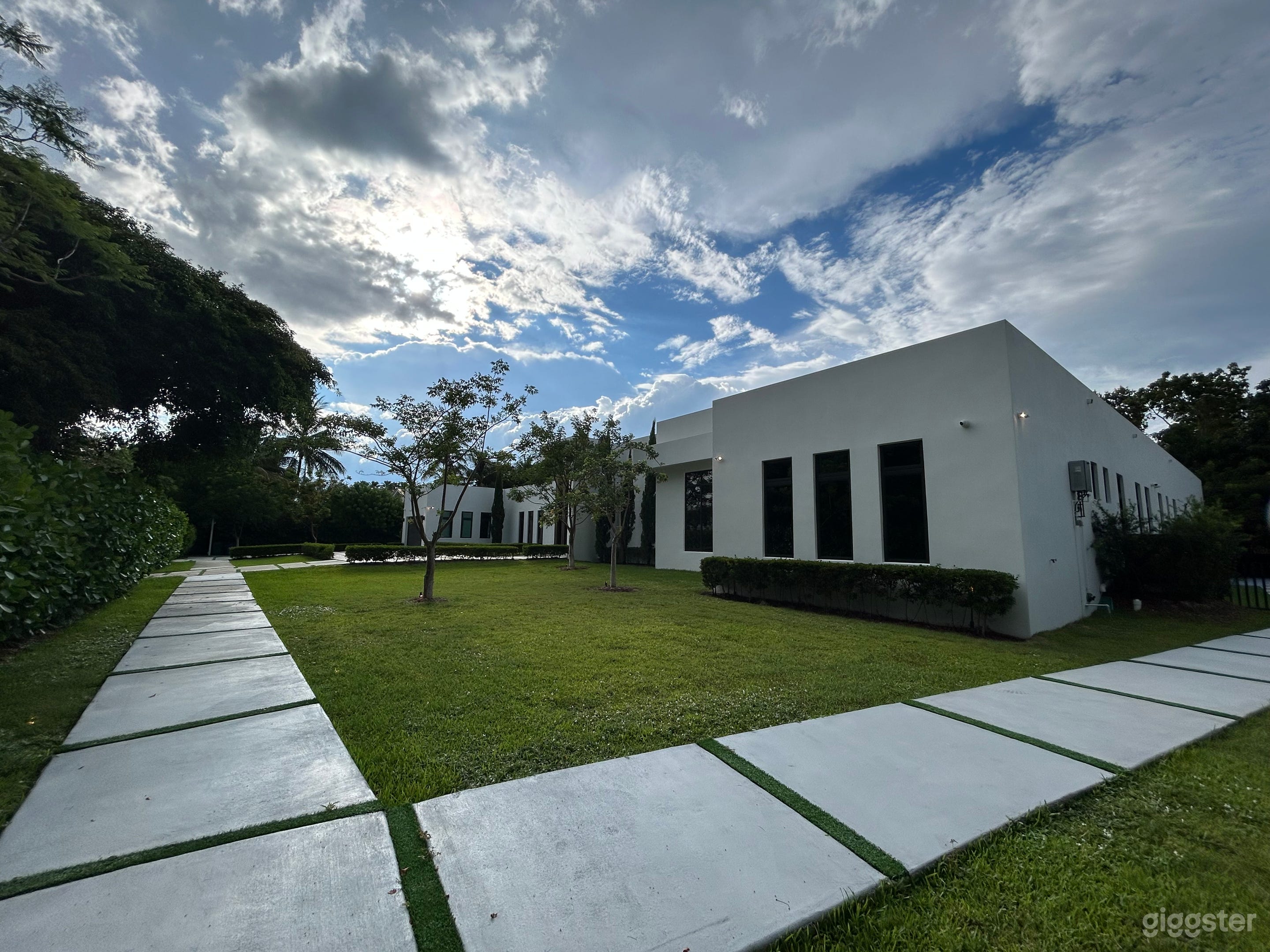 Contemporary Pinecrest Mansion Photo 3