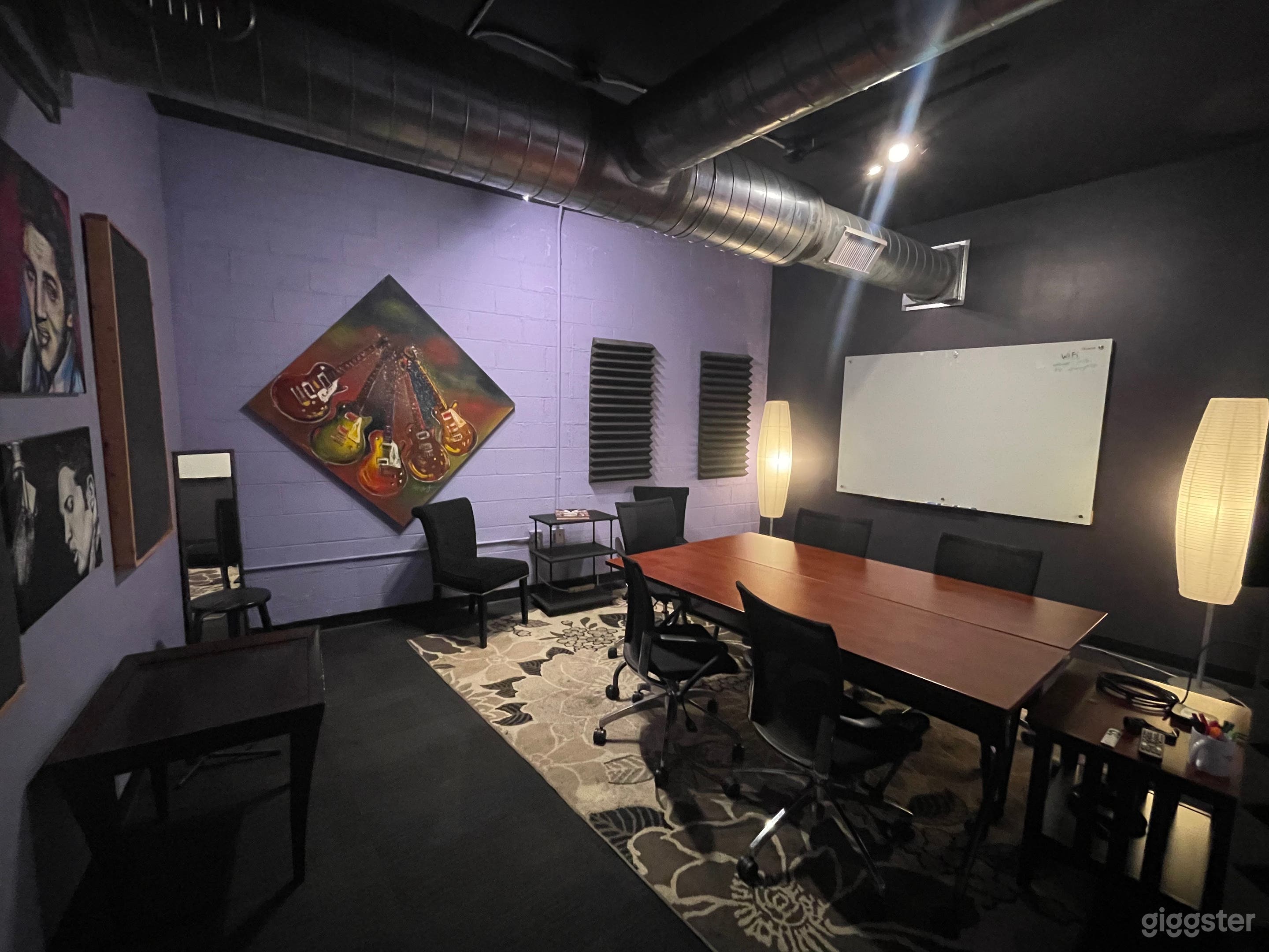 Conference Room with Artistic Vibe Photo 4