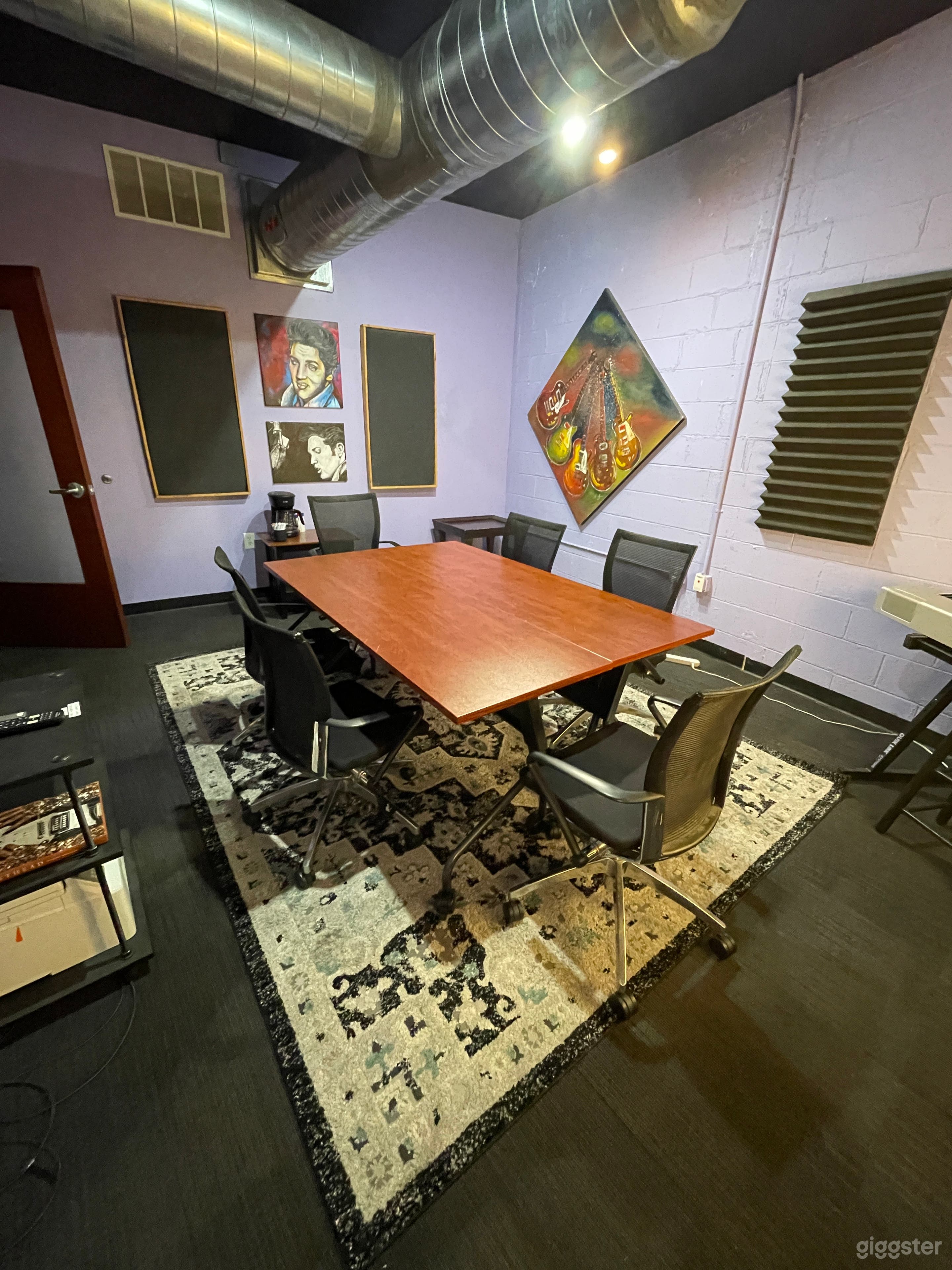 Conference Room with Artistic Vibe Photo 1