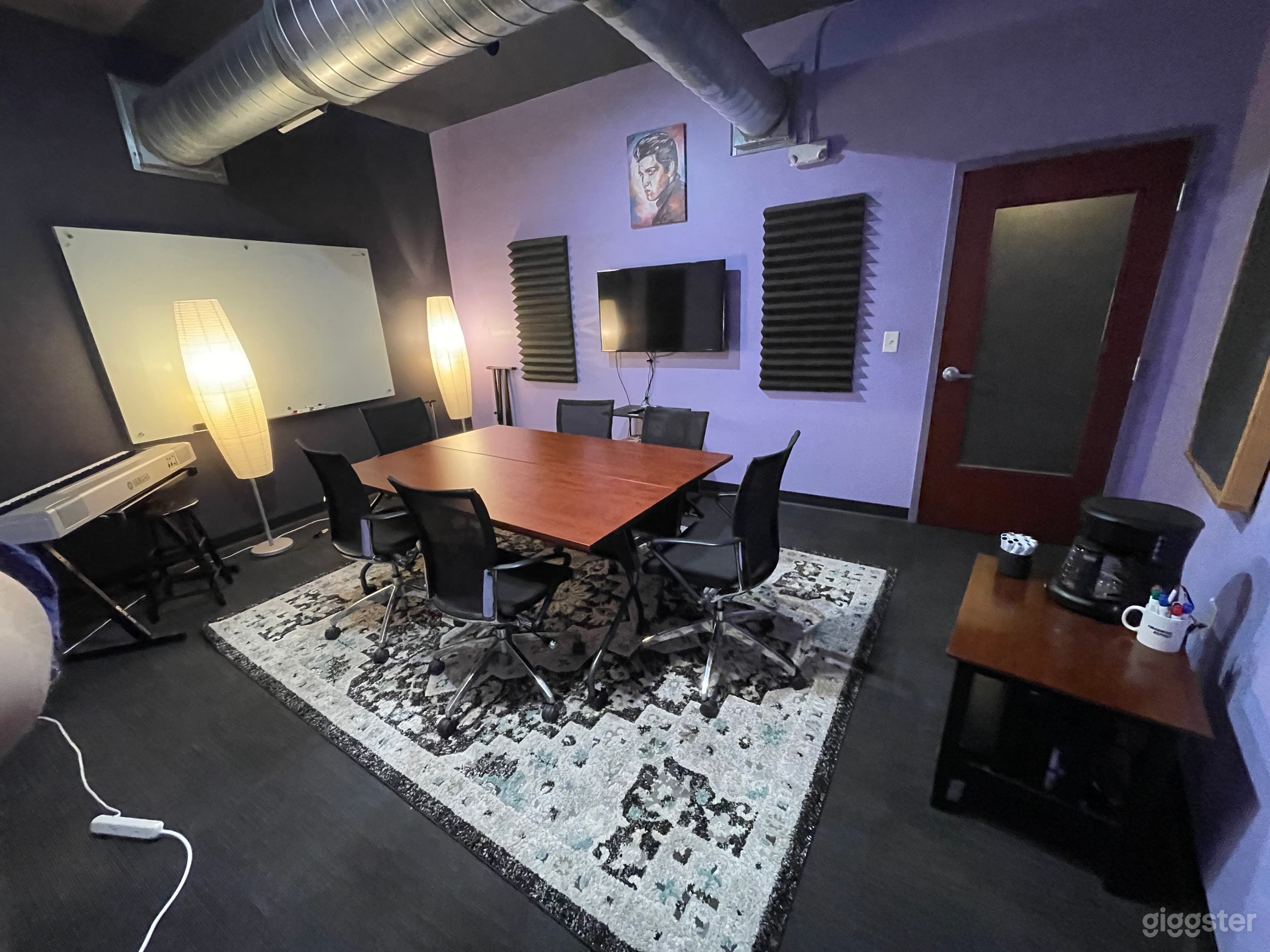 Conference Room with Artistic Vibe Photo 3